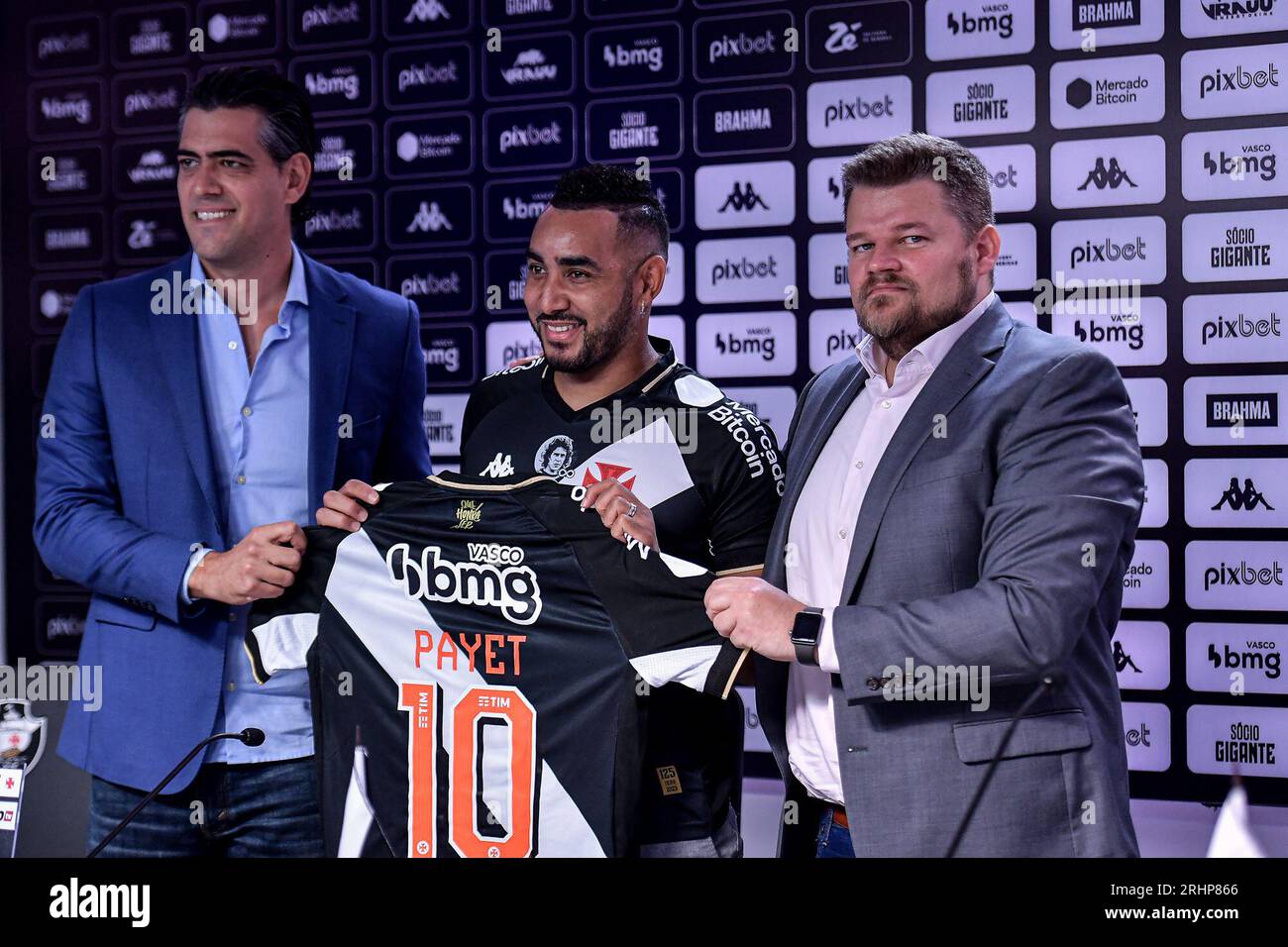 Rio De Janeiro, Brazil. 18th Aug, 2023. RJ - RIO DE JANEIRO - 08/18/2023 -  VASCO, PRESENTATION Dimitri Payet - Dimitri Payet alongside Paulo Bracks  and Lucio Barbosa during his official presentation