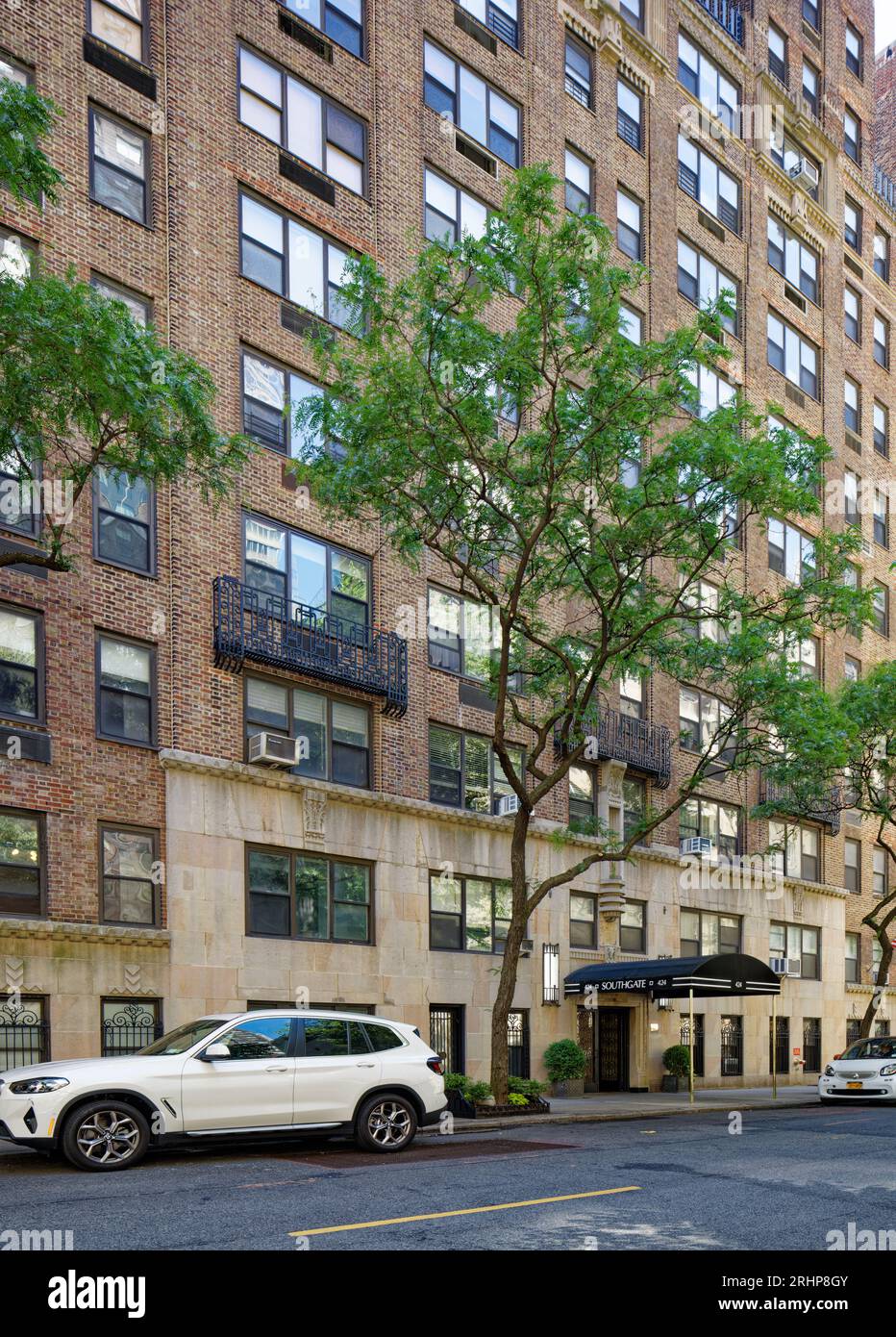 424 East 52nd Street is one of six Emery Roth-designed apartment ...