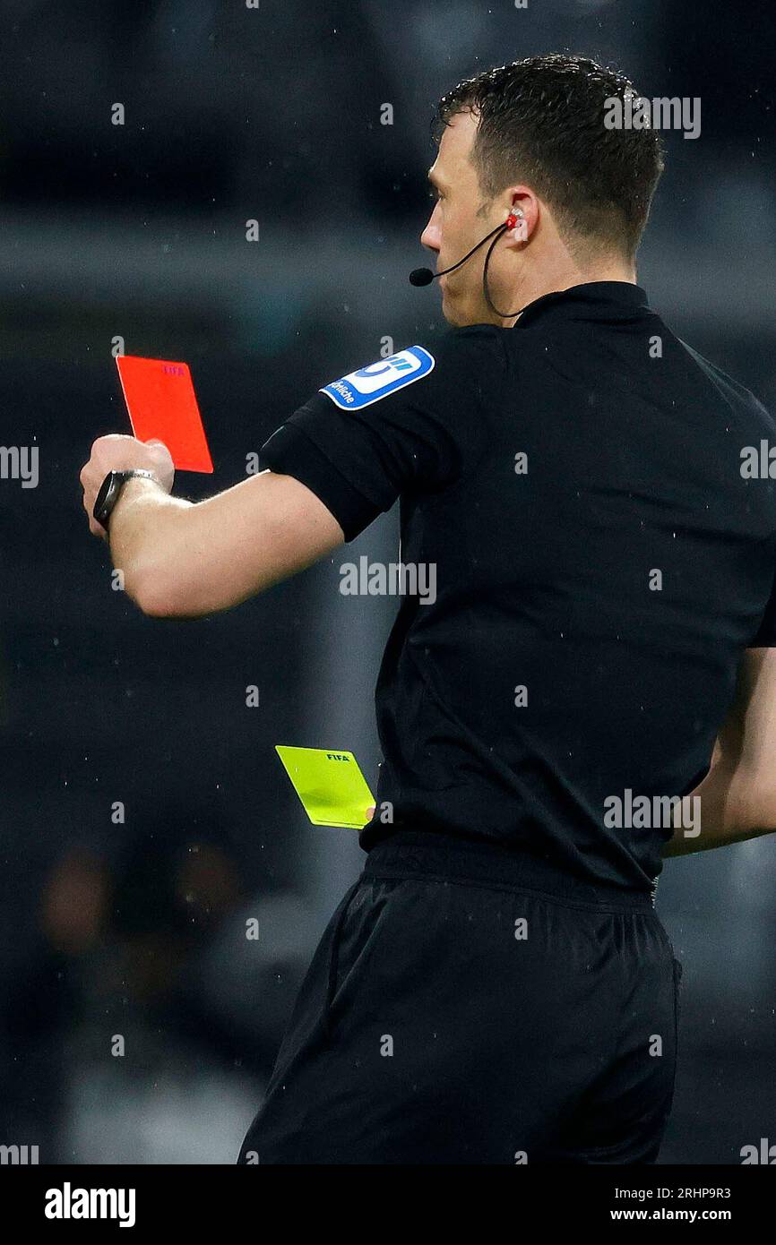 Dortmund, Deutschland, 1. Fussball Bundesliga 14.Spieltag Borussia  Dortmund : FC Bayern München 2-3 04. 12. 2021 im Signal-Iduna Park  in Dortmund  Felix ZWAYER (DFB) mit der gelben und roten Karte Foto: Norbert Schmidt, Duesseldorf Stock Photo