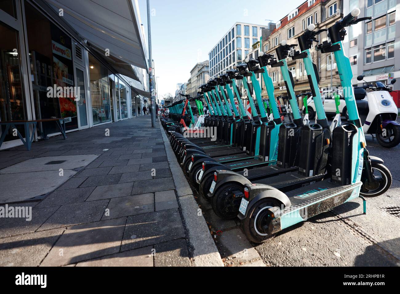 Düsseldorf 07.12.2021 E-Scooter sind auf einer eingerichteten Parkzone an der Benrather Strasse in der Nähe des Marktes Carlsplatz in Düsseldorf abgestellt. Foto: Norbert Schmidt,Düsseldorf Stock Photo