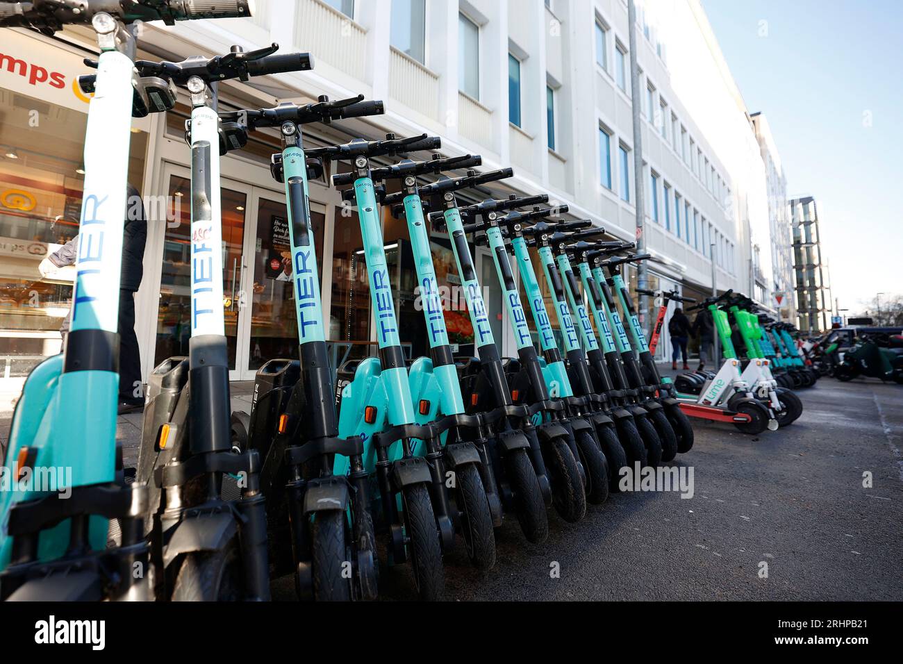 Düsseldorf 07.12.2021 E-Scooter sind auf einer eingerichteten Parkzone an der Benrather Strasse in der Nähe des Marktes Carlsplatz in Düsseldorf abgestellt. Foto: Norbert Schmidt,Düsseldorf Stock Photo