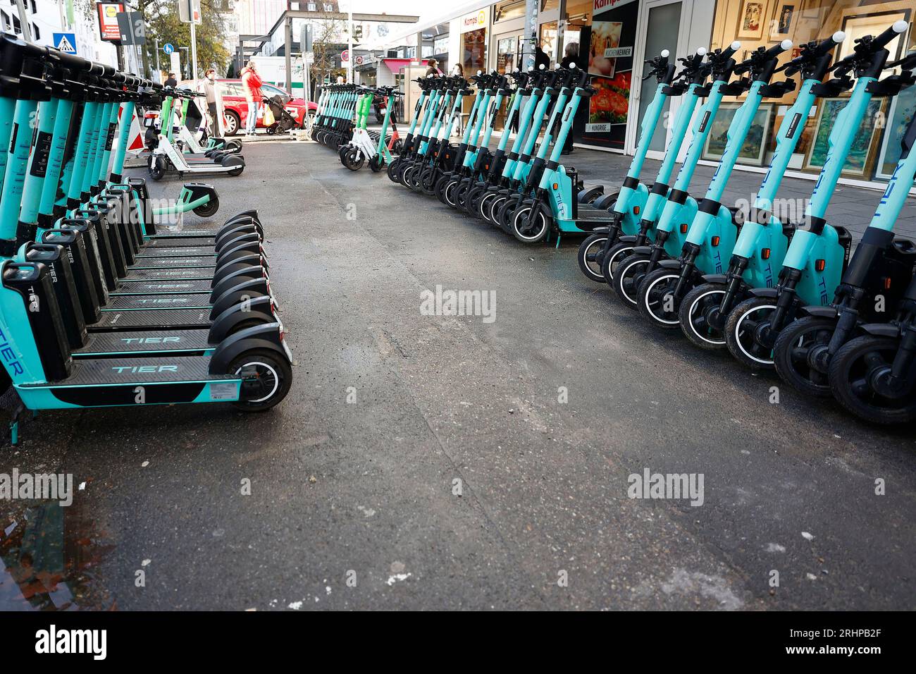 Düsseldorf 07.12.2021 E-Scooter sind auf einer eingerichteten Parkzone an der Benrather Strasse in der Nähe des Marktes Carlsplatz in Düsseldorf abgestellt. Foto: Norbert Schmidt,Düsseldorf Stock Photo