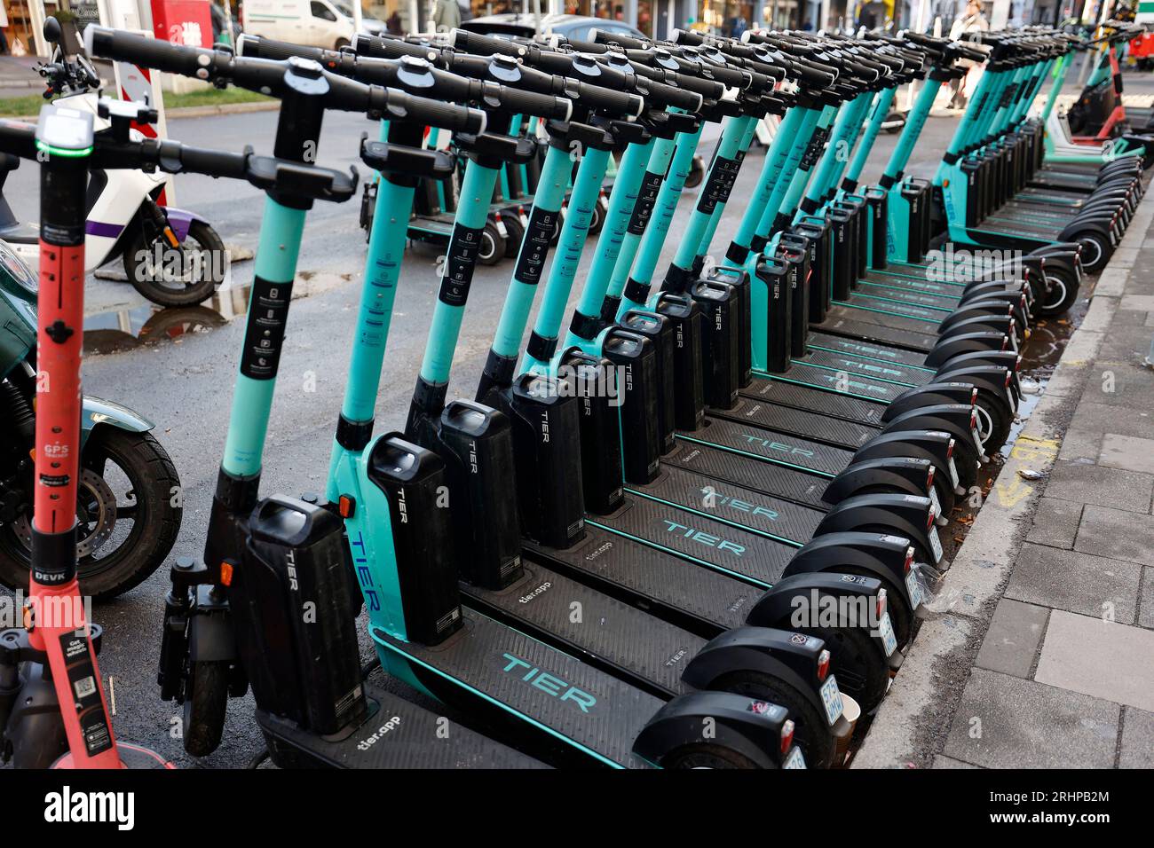 Düsseldorf 07.12.2021 E-Scooter sind auf einer eingerichteten Parkzone an der Benrather Strasse in der Nähe des Marktes Carlsplatz in Düsseldorf abgestellt. Foto: Norbert Schmidt,Düsseldorf Stock Photo