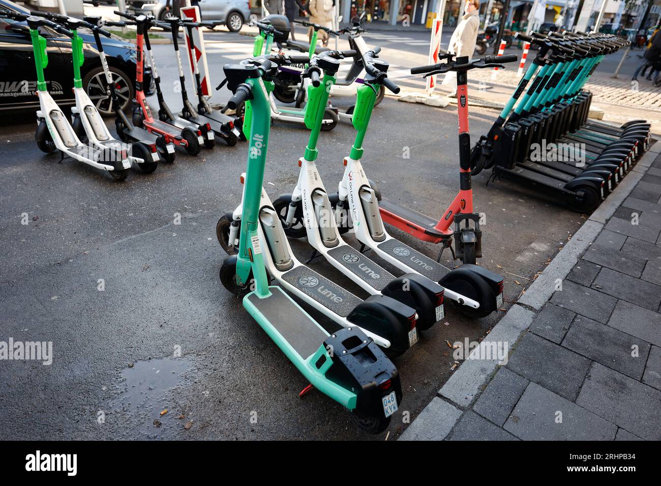 Düsseldorf 07.12.2021 E-Scooter sind auf einer eingerichteten Parkzone an der Benrather Strasse in der Nähe des Marktes Carlsplatz in Düsseldorf abgestellt. Foto: Norbert Schmidt,Düsseldorf Stock Photo