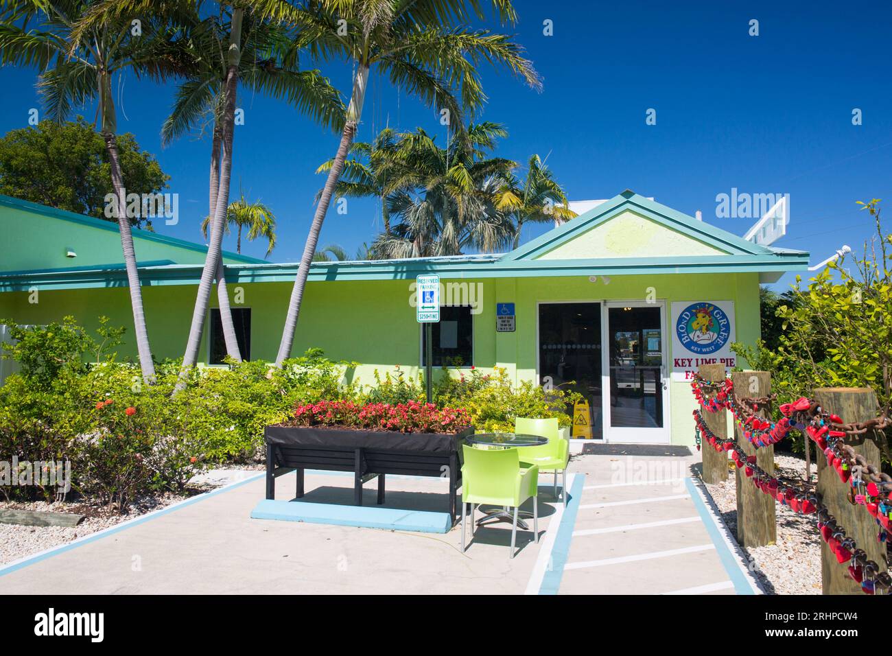 Tavernier, Key Largo, Florida, USA. Flower-filled courtyard of the famous Blond Giraffe Key Lime Pie Factory. Stock Photo