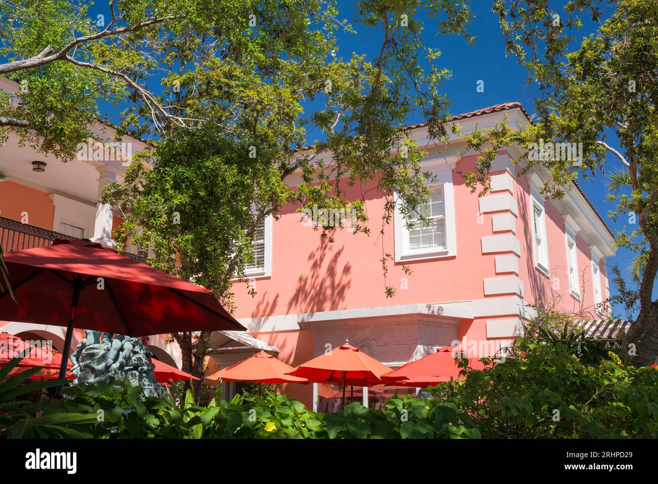 Naples, Florida, USA. Colourful café terrace on 13th Avenue South in the heart of the city's premier dining district. Stock Photo