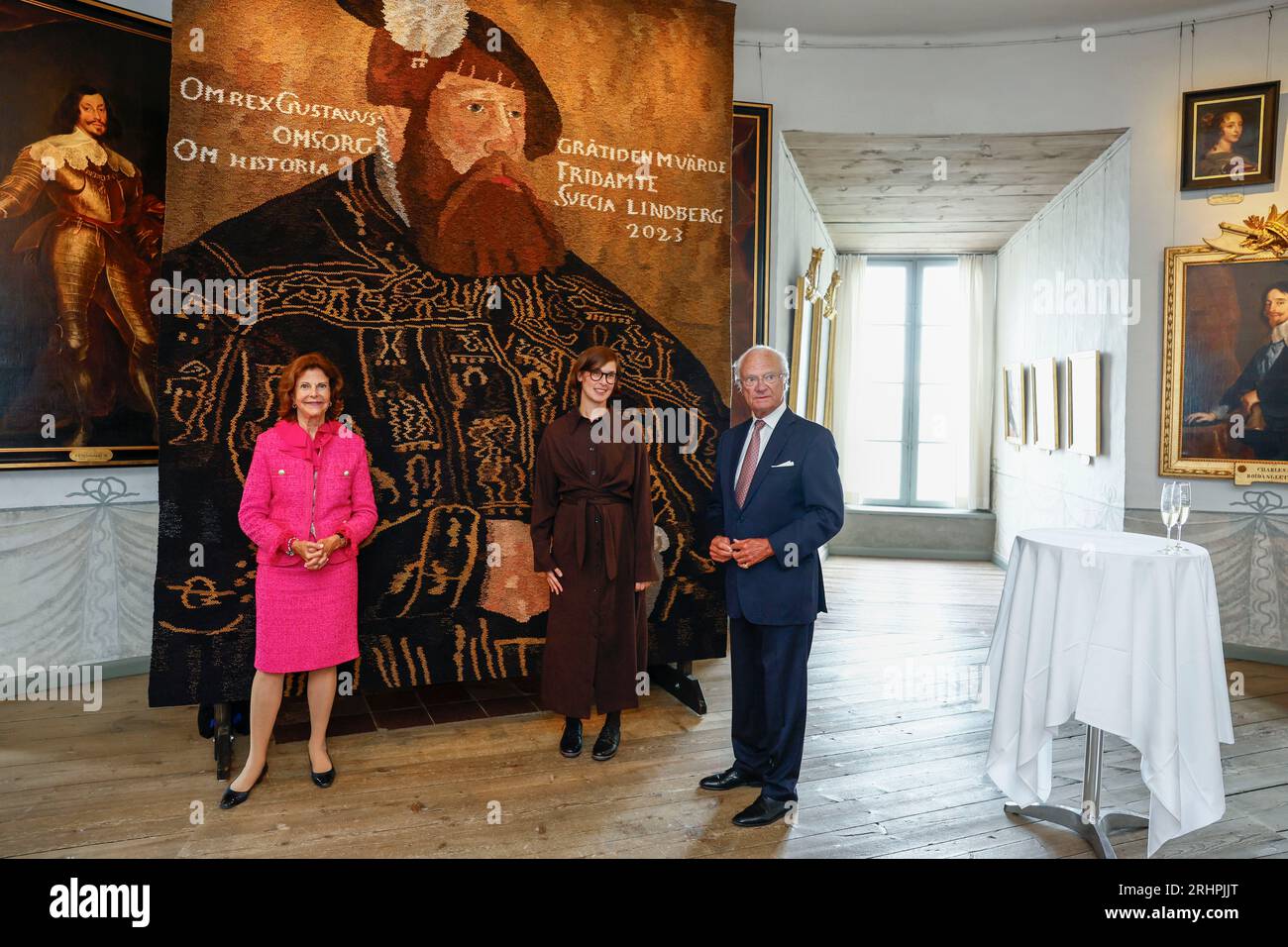 Sweden's King Carl XVI Gustaf and Queen Silvia at a textile weaving depicting Gustav Vasa by the artist Frida Lindberg (centre) at Gripsholm Castle in Mariefred during an  anniversary evening on the occasion of the 500th anniversary of the election of King Gustav Vasa. Mariefred, Sweden, on August 18, 2023.Photo: Stefan Jerrevång/TT code 60160 Stock Photo