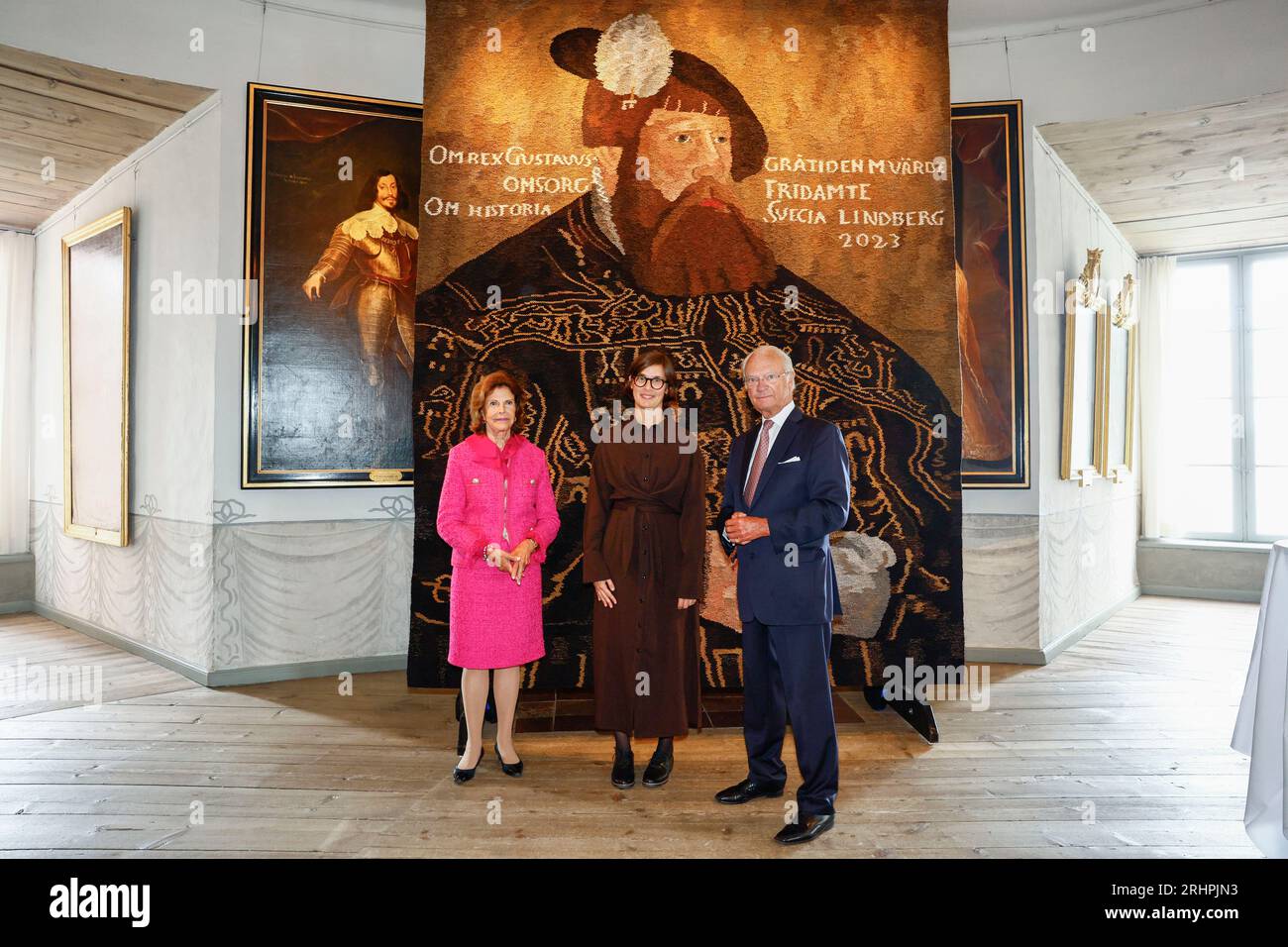 Sweden's King Carl XVI Gustaf and Queen Silvia at a textile weaving depicting Gustav Vasa by the artist Frida Lindberg (centre) at Gripsholm Castle in Mariefred during an  anniversary evening on the occasion of the 500th anniversary of the election of King Gustav Vasa. Mariefred, Sweden, on August 18, 2023.Photo: Stefan Jerrevång/TT code 60160 Stock Photo