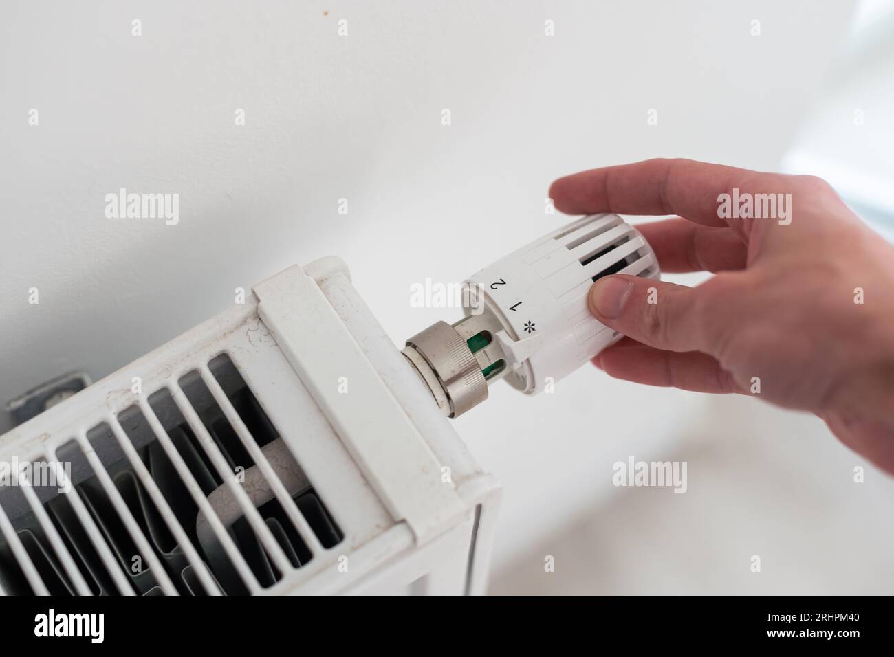 turning down thermostat on radiator to save energy due to heating cost