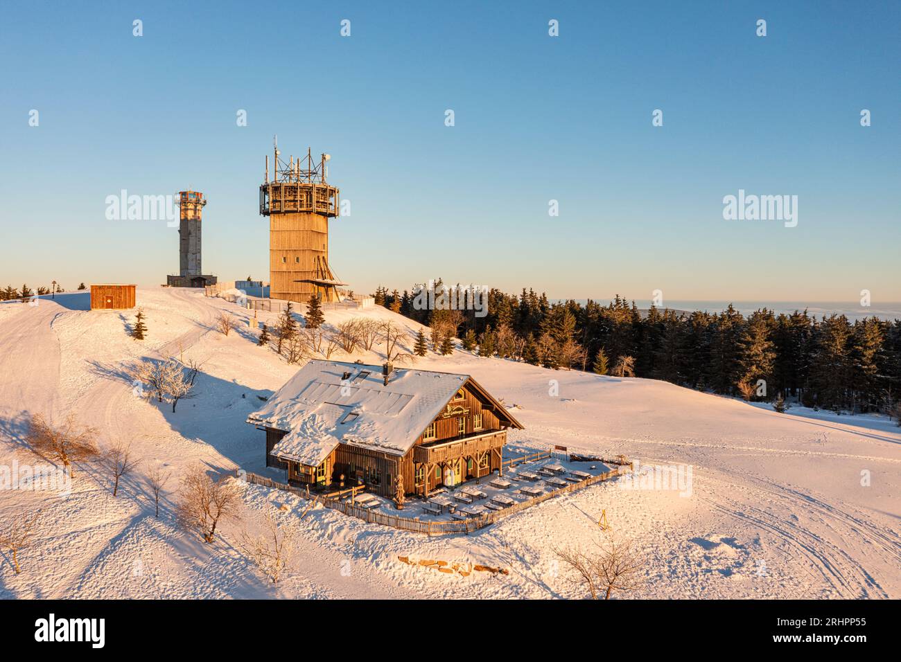 Germany, Thuringia, Suhl, Gehlberg, Schneekopf (second highest mountain of the Thuringian Forest), observation and climbing tower, telecommunications tower, New Gehlberg Hut, forest, snow Stock Photo