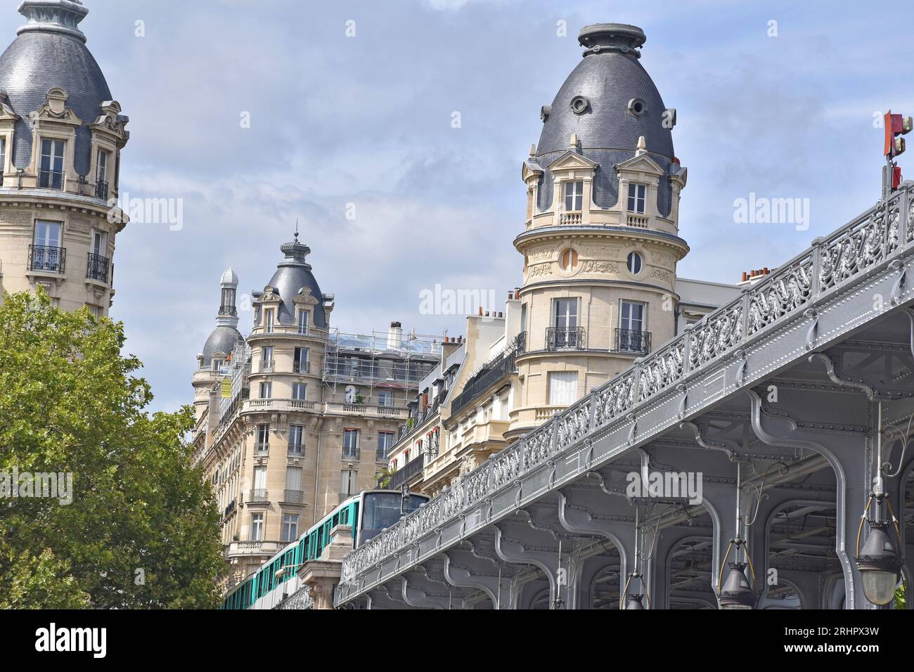 Pont de Bir Hakeim, the upper deck of the Metro Line 6, supported by cruciform cast iron columns, Belle Epoque apartment buildings of Passy beyond Stock Photo