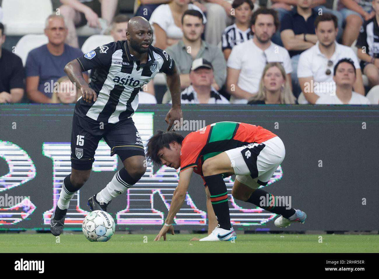 Amsterdam, Netherlands. 18th Aug, 2023. AMSTERDAM, NETHERLANDS - AUGUST 18: Jetro Willems of Heracles Almelo runs with the ball during the Dutch Eredivisie match between AFC Ajax and Feyenoord at Johan Cruijff ArenA on August 18, 2023 in Amsterdam, Netherlands. (Photo by Andre Weening/Orange Pictures) Credit: Orange Pics BV/Alamy Live News Stock Photo