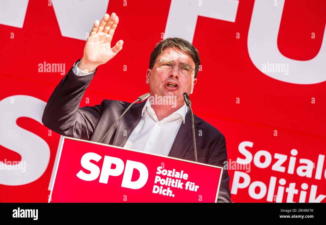 Munich, Bavaria, Germany. 18th Aug, 2023. FLORIAN VON BRUNN of the SPD. Accompanying the SPD-Bayern's Landtag Spitzenkandidat Florian von Brunn, German Chancellor Olaf Scholz made an appearance in support of Florian von Brunn and others from the SPD Bayern party ahead of the Bavarian Landtag elections in a few weeks. Chancellor Scholz also reiterated his support for Ukraine to the cheers of many Ukrainians, the supporters of Ukraine, one injured defender. Among the many people at Marienplatz were many from the Querdenken, Reichsbuerger, conspiracy, anti-democratic pacifism-extremism groups, Stock Photo