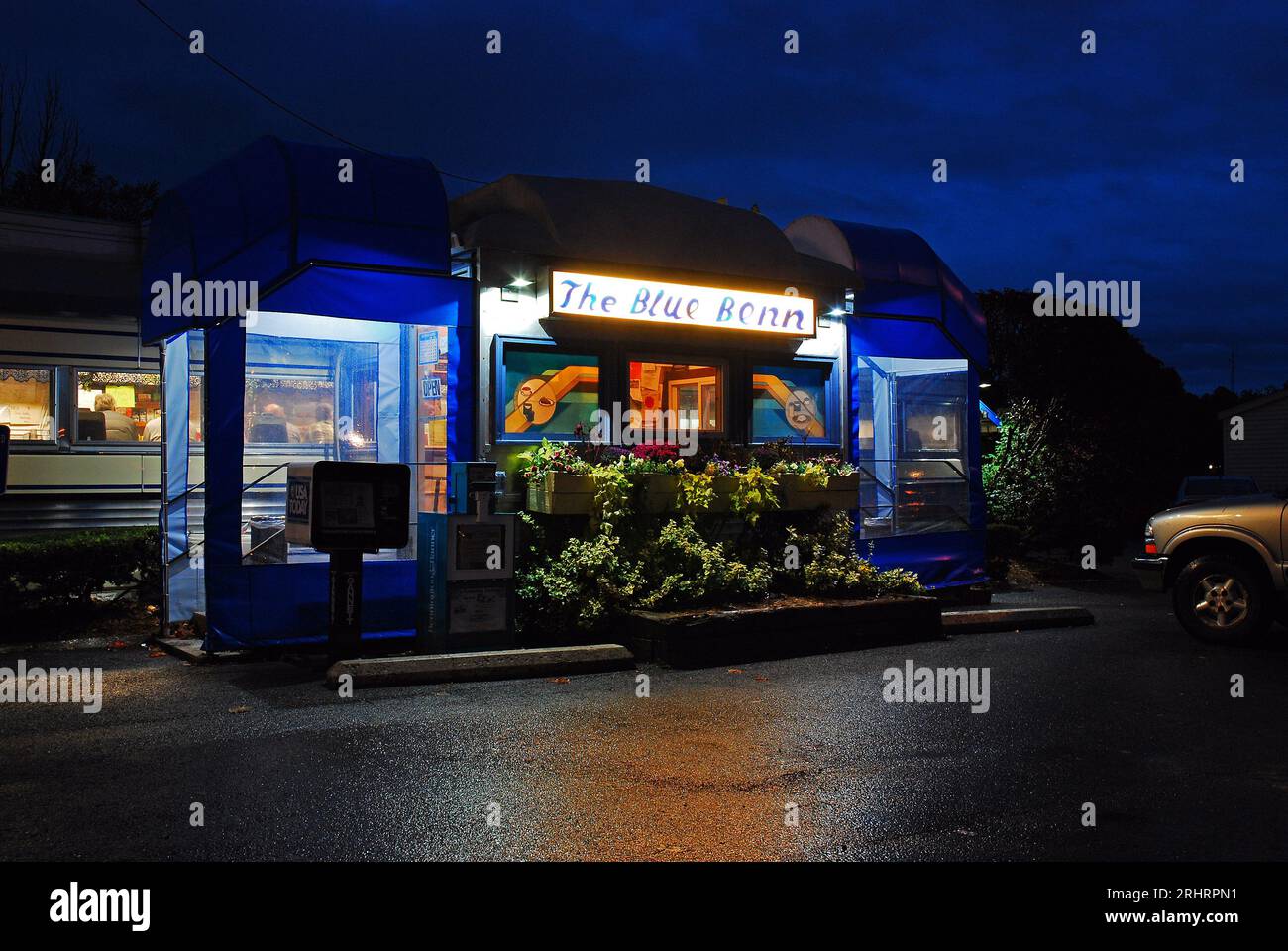 Twilight starts to glow behind the Blue Benn Diner, a classic railcar diner and cafe in Bennington, Vermont Stock Photo