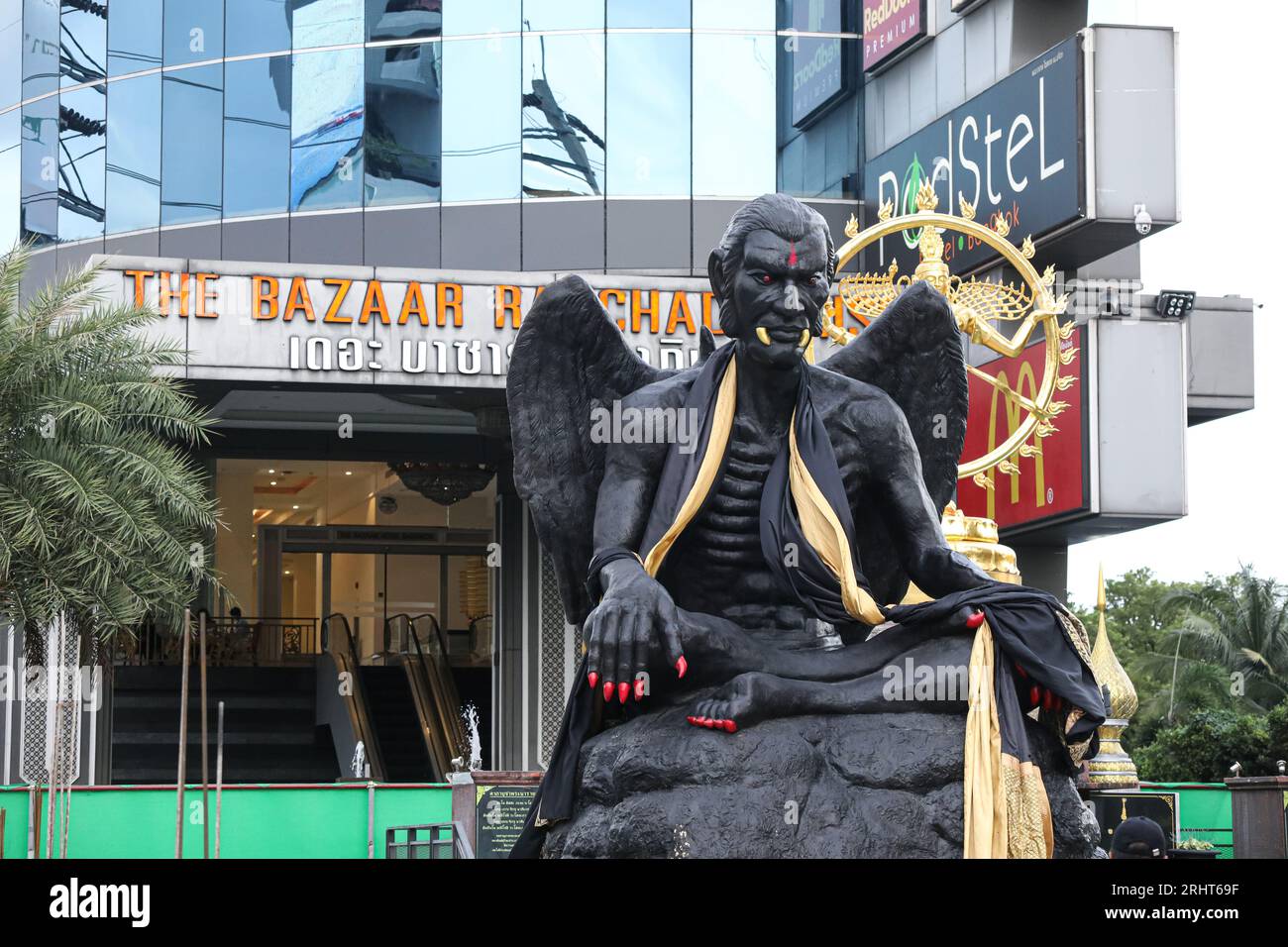 Bangkok, Thailand. 18th Aug, 2023. Believers pay homage to a large