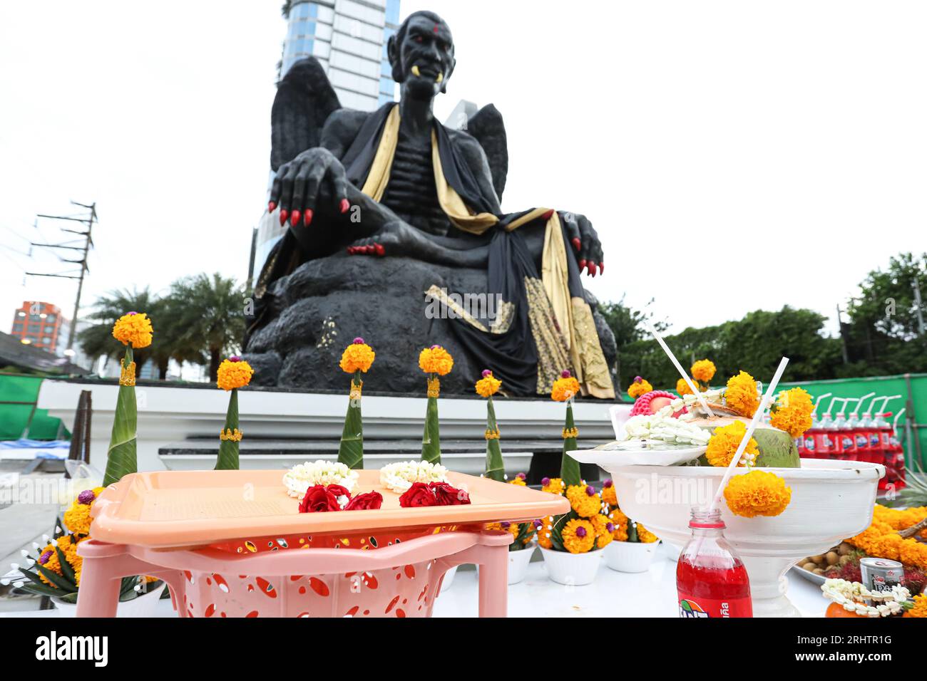 Bangkok, Thailand. 18th Aug, 2023. Believers pay homage to a large  sculpture of Kru Kai Kaew installed in front of The Bazaar Ratchadaphisek  Hotel, beside the Ratchada-Ladprao intersection. After being in the