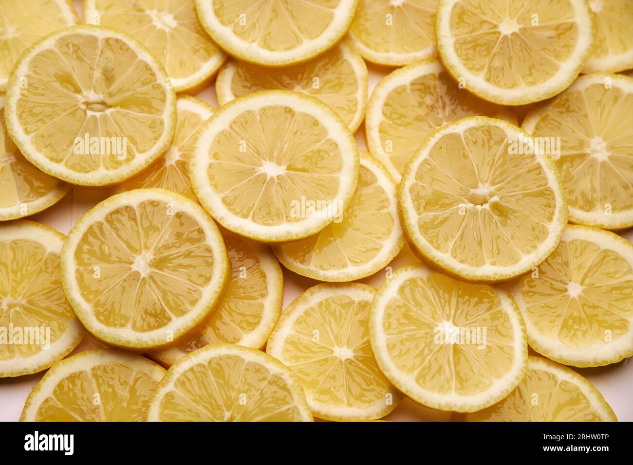 https://c8.alamy.com/comp/2RHW0TP/top-down-background-view-made-of-fresh-sliced-organic-lemons-close-up-2RHW0TP.jpg