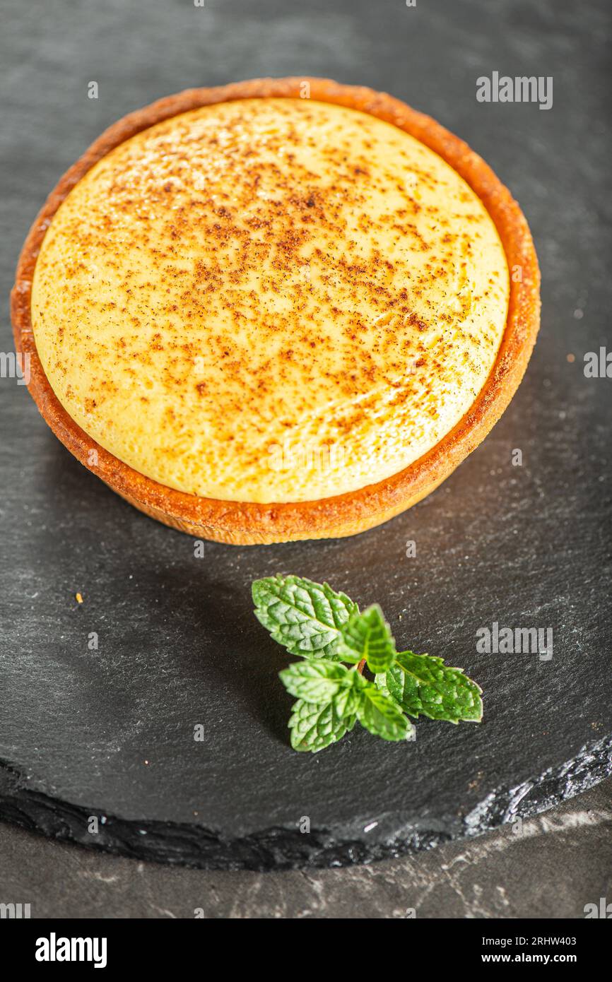 Delicious freshly baked custard tart sprinkled with ground nutmeg Stock ...