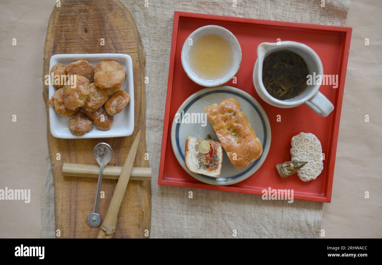 Bánh trung thu & bánh chả đặc sản Hà Nội. Moon cakes, Middle autumn, lunar autumn festival. Văn hóa uống trà, Drink tea culture of Asian Stock Photo