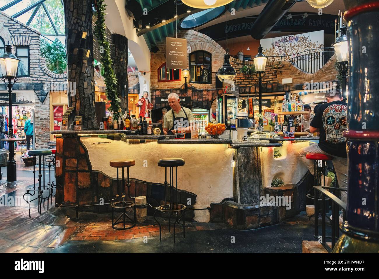 Die Bar in dem Hundertwasser Village Stock Photo