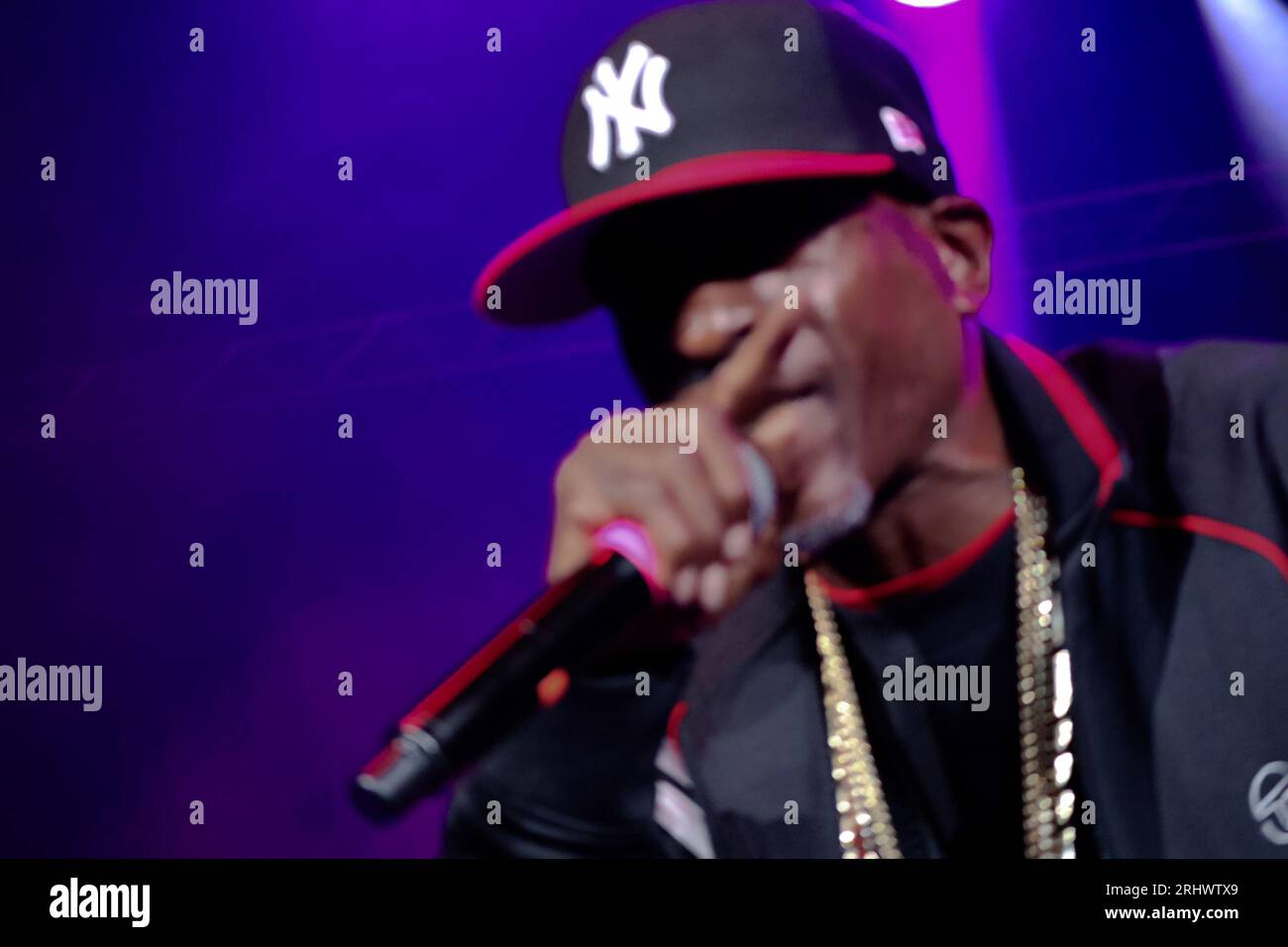 T Mic Rapper Hip hop new york old school hi-res stock photography and images - Alamy