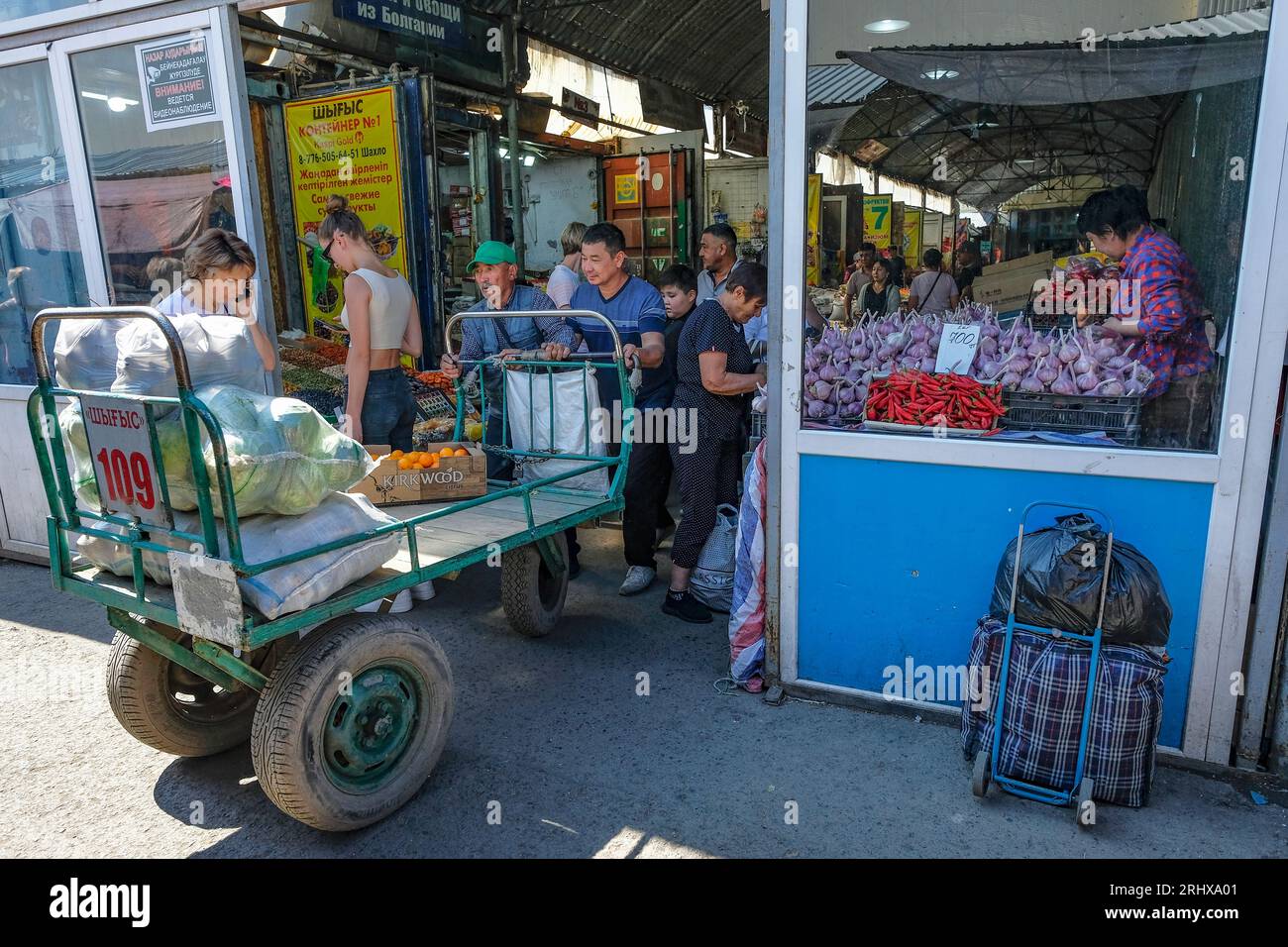 Karaganda, Kazakhstan - August 18, 2023: A garlic vendor at the New Bazaar in Karaganda, Kazakhstan. Stock Photo