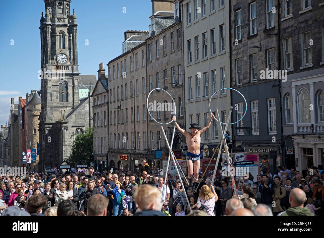 Royal Mile, Edinburgh, Scotland, UK 19 August 2023. Edinburgh Festival Fringe. Sunshine on the Royal Mile for this second Saturday. Strong wind played a big factor on what street performers could include in their act today some having to change their routine to suit the 43 km/h wind with potentail gusts of 82 km/h. Credit: Pictured: Kwabana Lindsay had to curtail his routine. Archwhite/alamy live news. Stock Photo