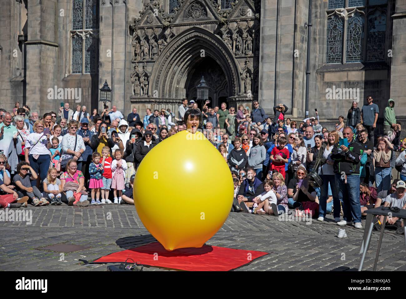 Royal Mile Edinburgh Scotland UK 19 August 2023 Edinburgh Festival royal-mile-edinburgh-scotland-uk-19-august-2023-edinburgh-festival