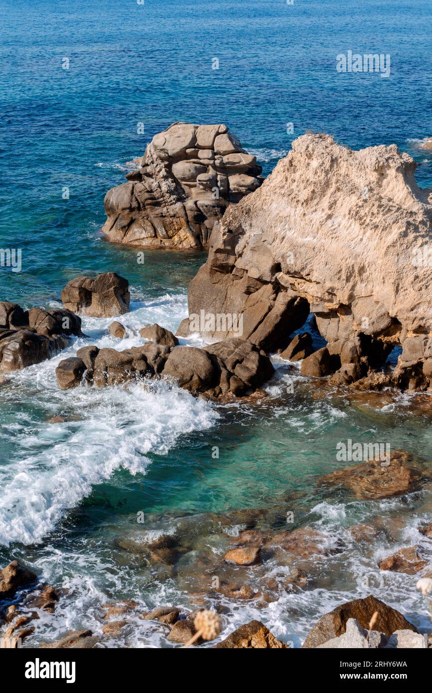 Closeup waves crushing rocks hi-res stock photography and images - Alamy
