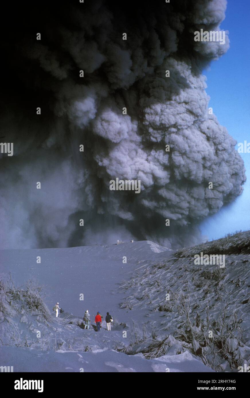 Central America. Costa Rica. Irazú volcano emitting volcanic ashes during 1963 - 1965 eruption, with people watching. Stock Photo