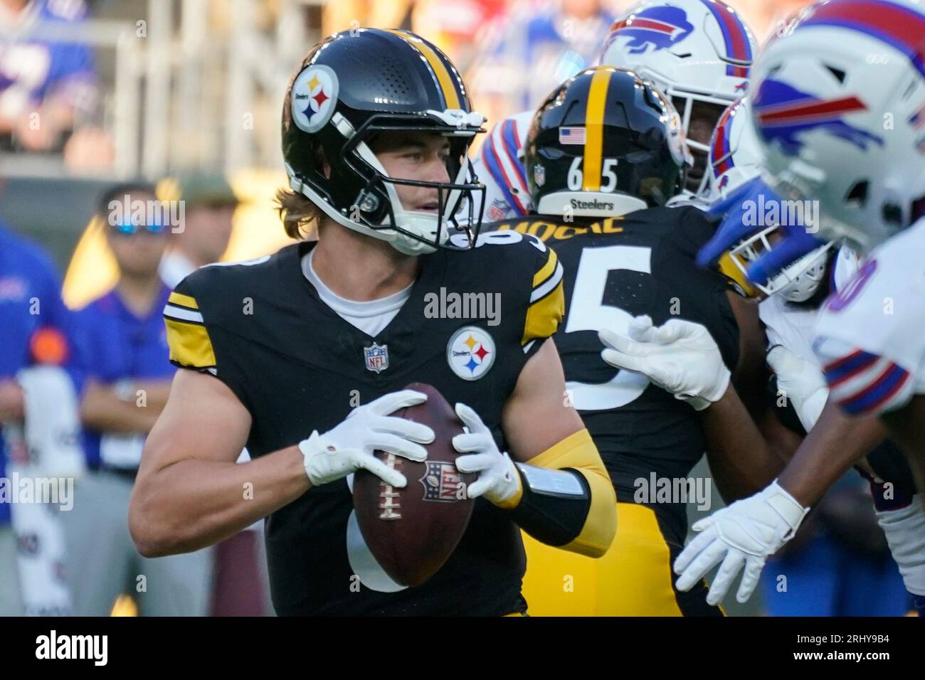 Pittsburgh Steelers quarterback Kenny Pickett (8) looks to pass in the