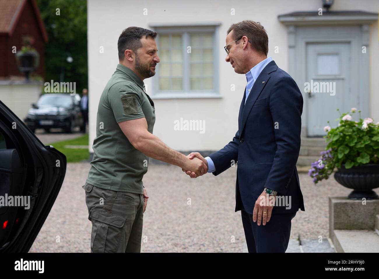 Flen, Sweden. 19th Aug, 2023. Swedish Prime Minister Ulf Kristersson, right, welcomes Ukrainian President Volodymyr Zelenskyy, left, to the historic Harpsund country retreat, August 19, 203 in Flen, Sweden. Credit: Pool Photo/Ukrainian Presidential Press Office/Alamy Live News Stock Photo
