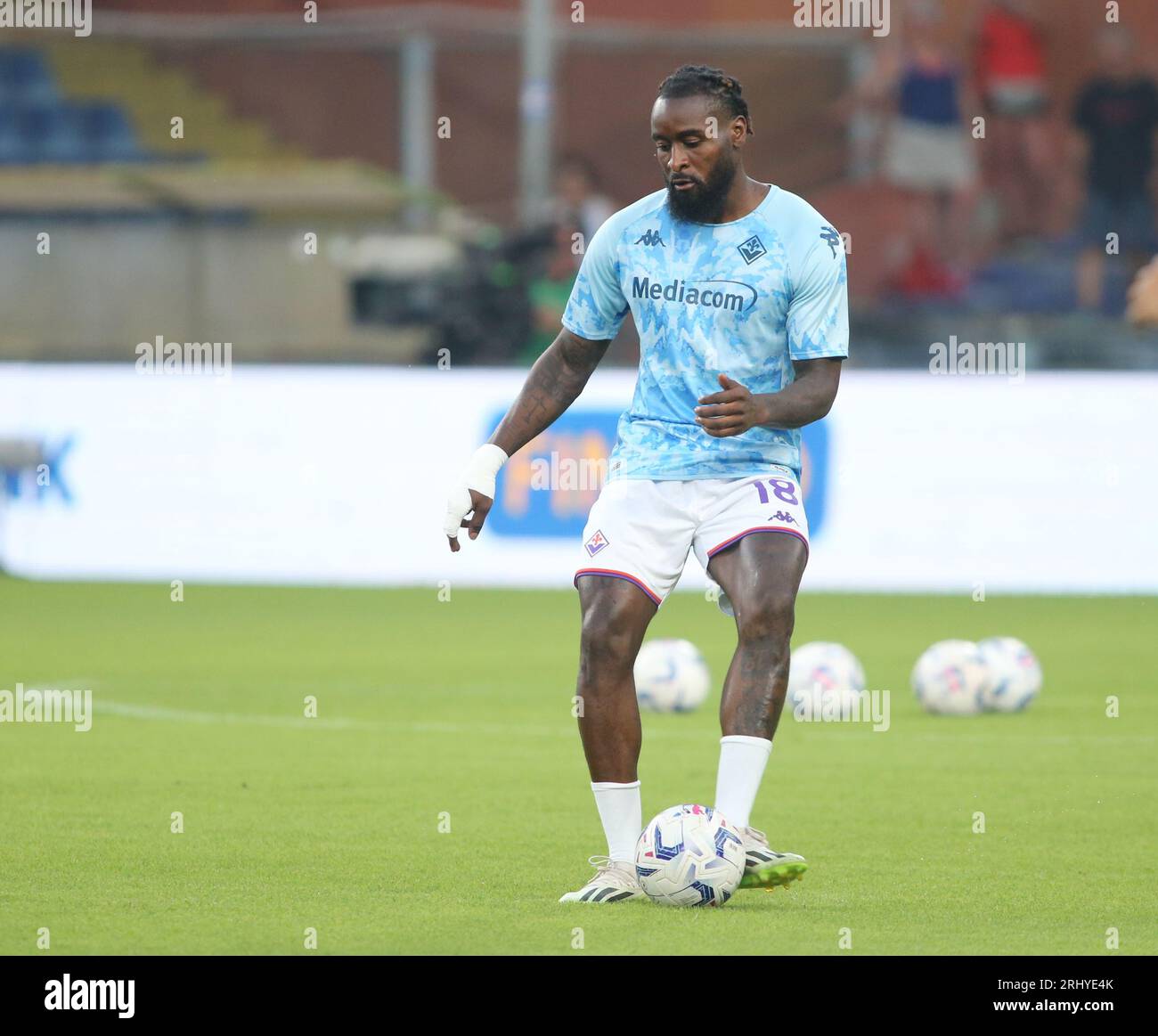 Artemio Franchi stadium, Florence, Italy, October 31, 2021, Lorenzo Venuti ( Fiorentina) and Mbala Nzola (Spezia) during ACF Fiorentina vs Spezia Cal  Stock Photo - Alamy