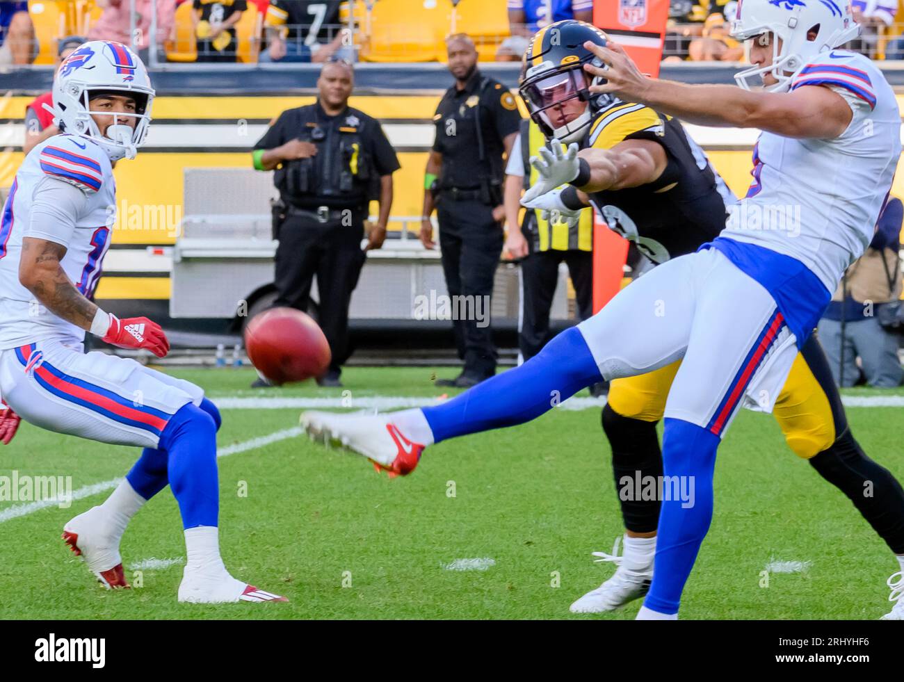 Pittsburgh, United States. 19th Aug, 2023. Pittsburgh Steelers safety Miles Killebrew (28) apply pressure to Buffalo Bills punter Sam Martin (8) in the first quarter against the Buffalo Bill on Saturday, August 19, 2023 in Pittsburgh. Photo by Archie Carpenter/UPI Credit: UPI/Alamy Live News Stock Photo