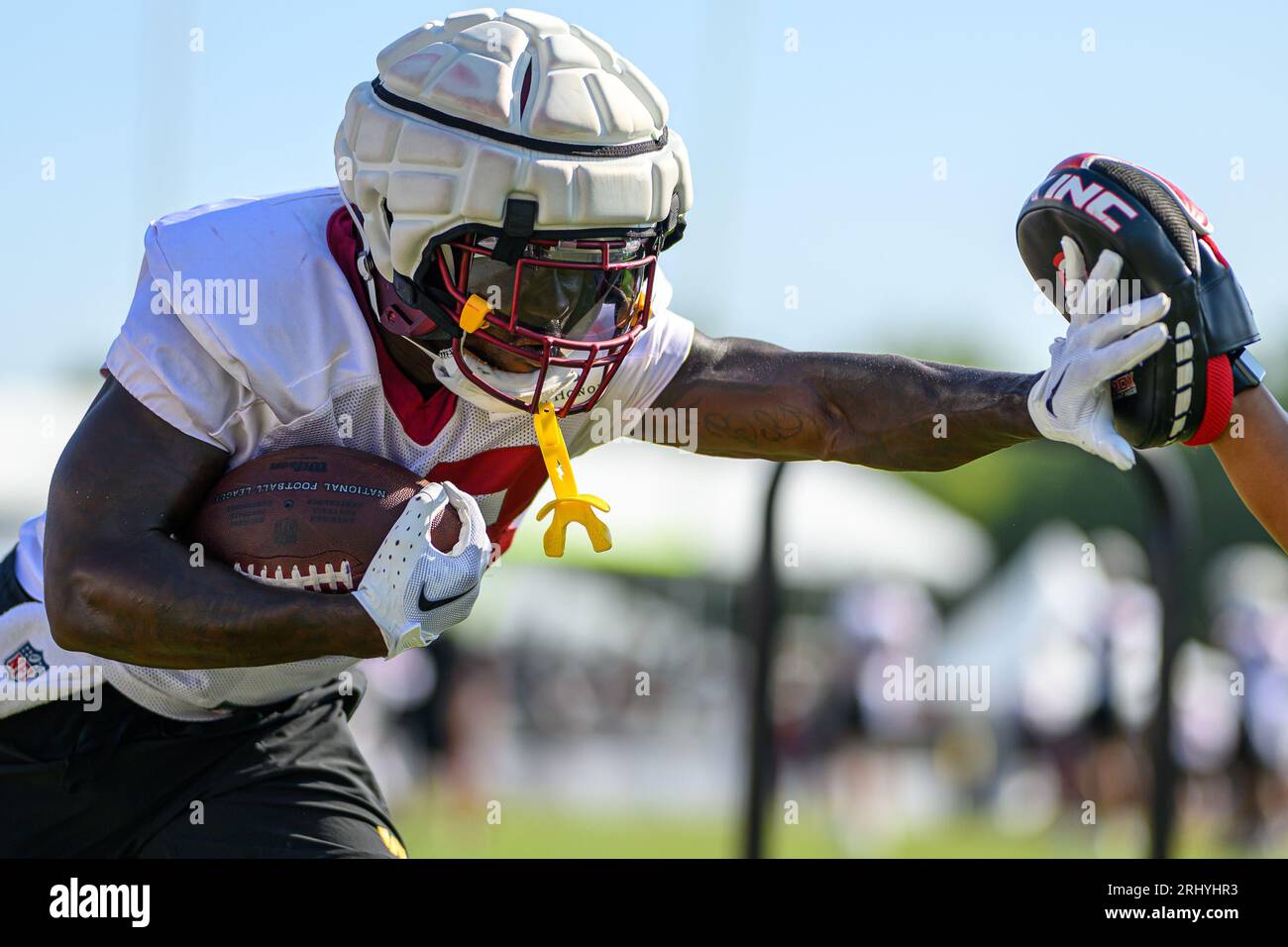 Landover, MD, USA. 9th Oct, 2022. Tennessee Titans running back Derrick  Henry (22) fights off Washington Commanders linebacker Cole Holcomb (55) on  the run during the game between the Tennessee Titans and