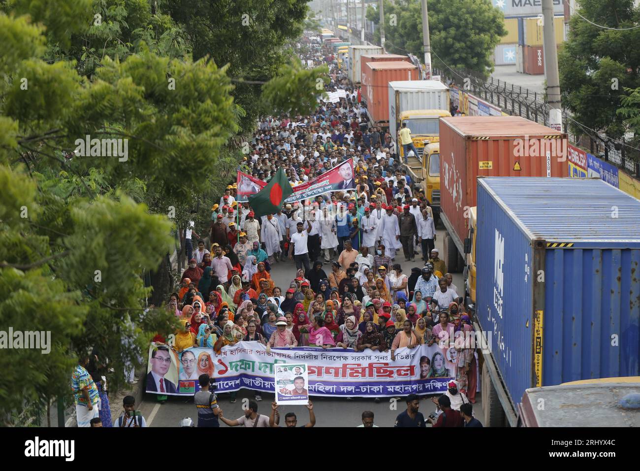 DHAKA, BANGLADESH- AUGUST 18, 2023:  Bangladesh Nationalist Party (BNP) activists take part in a rally demanding the resignation of Prime Minister Sheikh Hasina, in Dhaka on August 18, 2023. Stock Photo