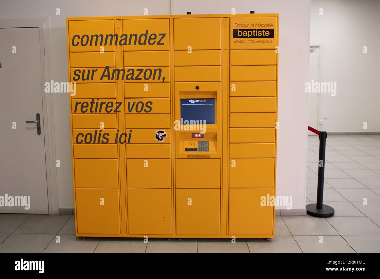 Pau , France -  08 17 2023 : amazon locker logo brand and text sign on hub Lockers Delivery Store self service deliver location yellow box to pick up Stock Photo