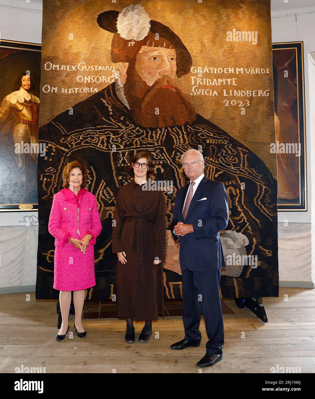 Sweden's King Carl XVI Gustaf and Queen Silvia at a textile weaving depicting Gustav Vasa by the artist Frida Lindberg (centre) at Gripsholm Castle in Mariefred during an  anniversary evening on the occasion of the 500th anniversary of the election of King Gustav Vasa. Mariefred, Sweden, on August 18, 2023. Photo: Stefan Jerrevång/TT code 60160 Stock Photo