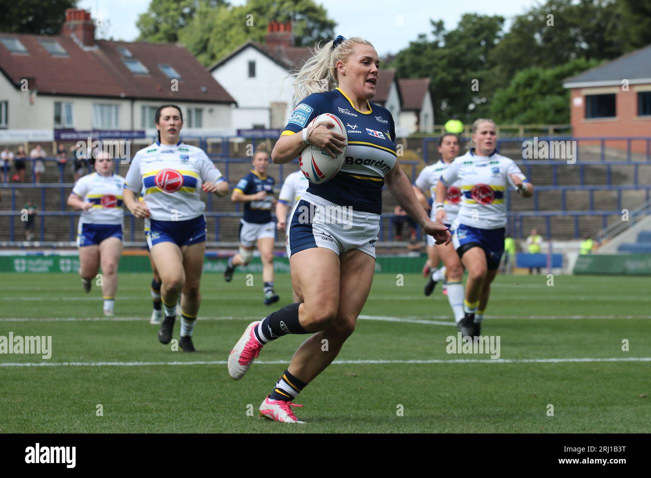 Leeds, UK. 20th Aug, 2023. Headingley Stadium, Leeds, West Yorkshire, 20th August 2023 Betfred Womens Super League Leeds Rhinos v Warrington Wolves Amy Hardcastle of Leeds Rhinos Women on her way to scoring the 1st try of the game against Warrington Wolves Women Credit: Touchlinepics/Alamy Live News Stock Photo