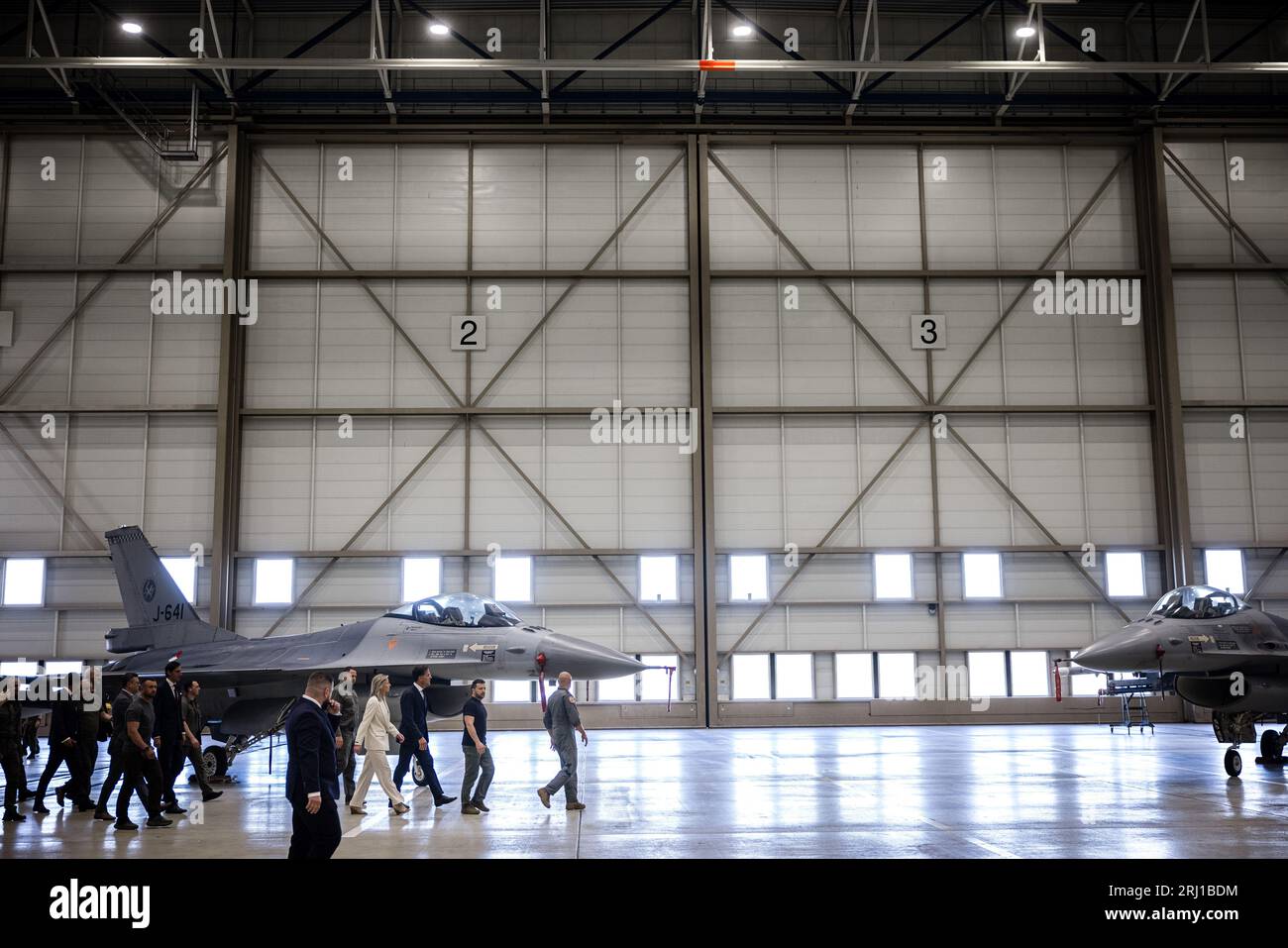 F 16 hangar hi-res stock photography and images - Alamy