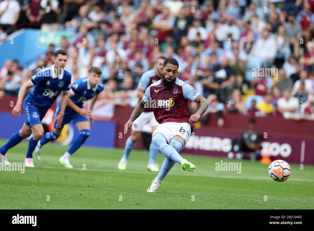 Birmingham, UK. 20th Aug, 2023. Douglas Luiz of Aston Villa scores his teams 2nd goal from the penalty spot. Premier League match, Aston Villa v Everton at Villa Park in Birmingham on Sunday 20th August 2023. this image may only be used for Editorial purposes. Editorial use only, pic by Andrew Orchard/Andrew Orchard sports photography/Alamy Live news Credit: Andrew Orchard sports photography/Alamy Live News Stock Photo