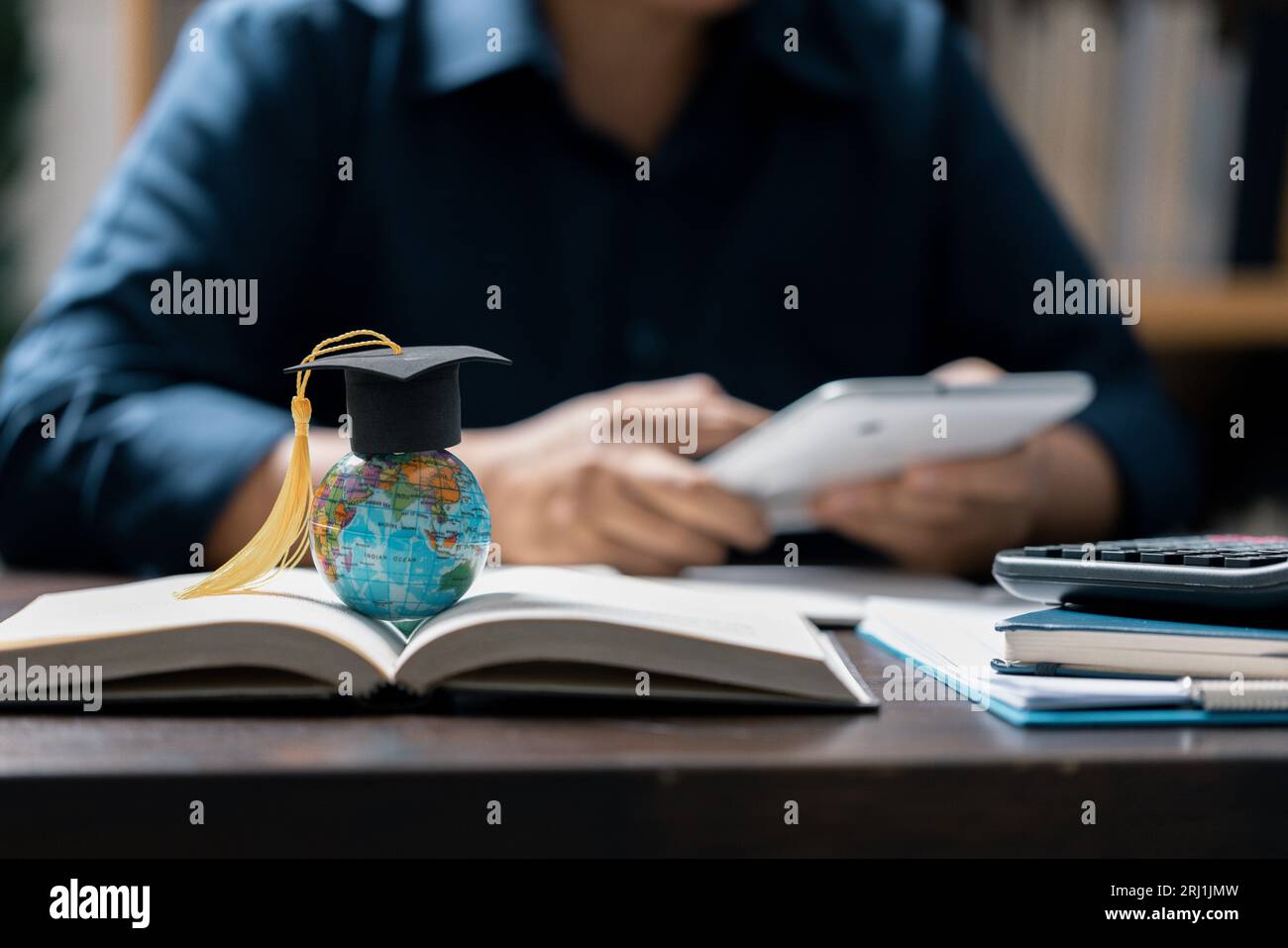 Graduation cap with Earth globe. Concept of global business study ...