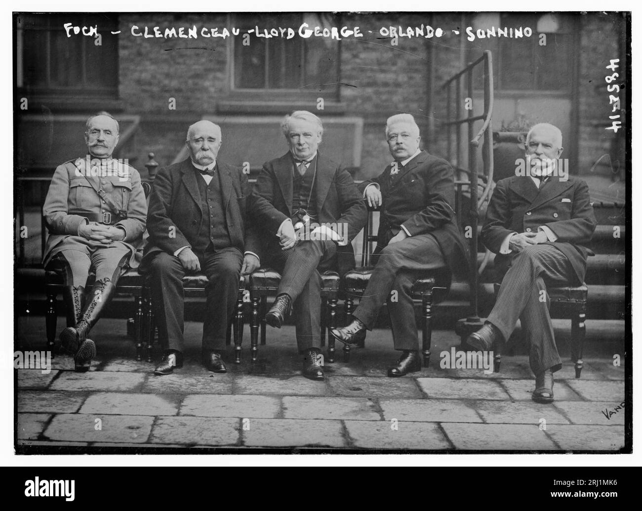 Foch, Clemenceau, Lloyd George, Orlando, Sonnino.  French General Ferdinand Foch, French Prime Minister Georges Benjamin Clemenceau, British Prime Minister David Lloyd George, Italian Prime Minister Vittorio Emanuele Orlando and Italian Minister of Foreign Affairs Baron Sidney Costantino Sonnino.  Between ca. 1915 and ca. 1920. Stock Photo