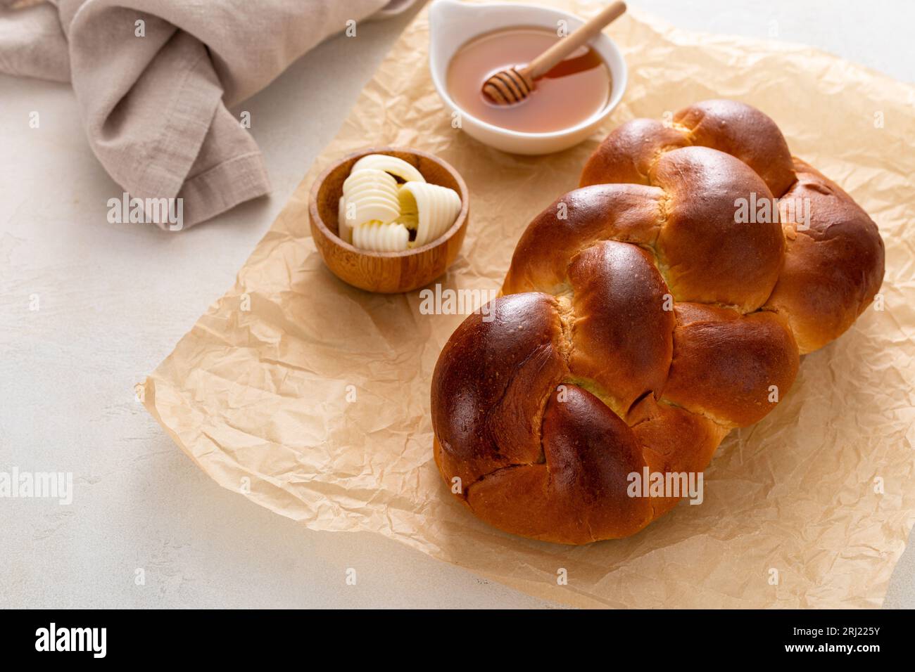 https://c8.alamy.com/comp/2RJ225Y/freshly-baked-hallah-served-with-butter-and-honey-2RJ225Y.jpg