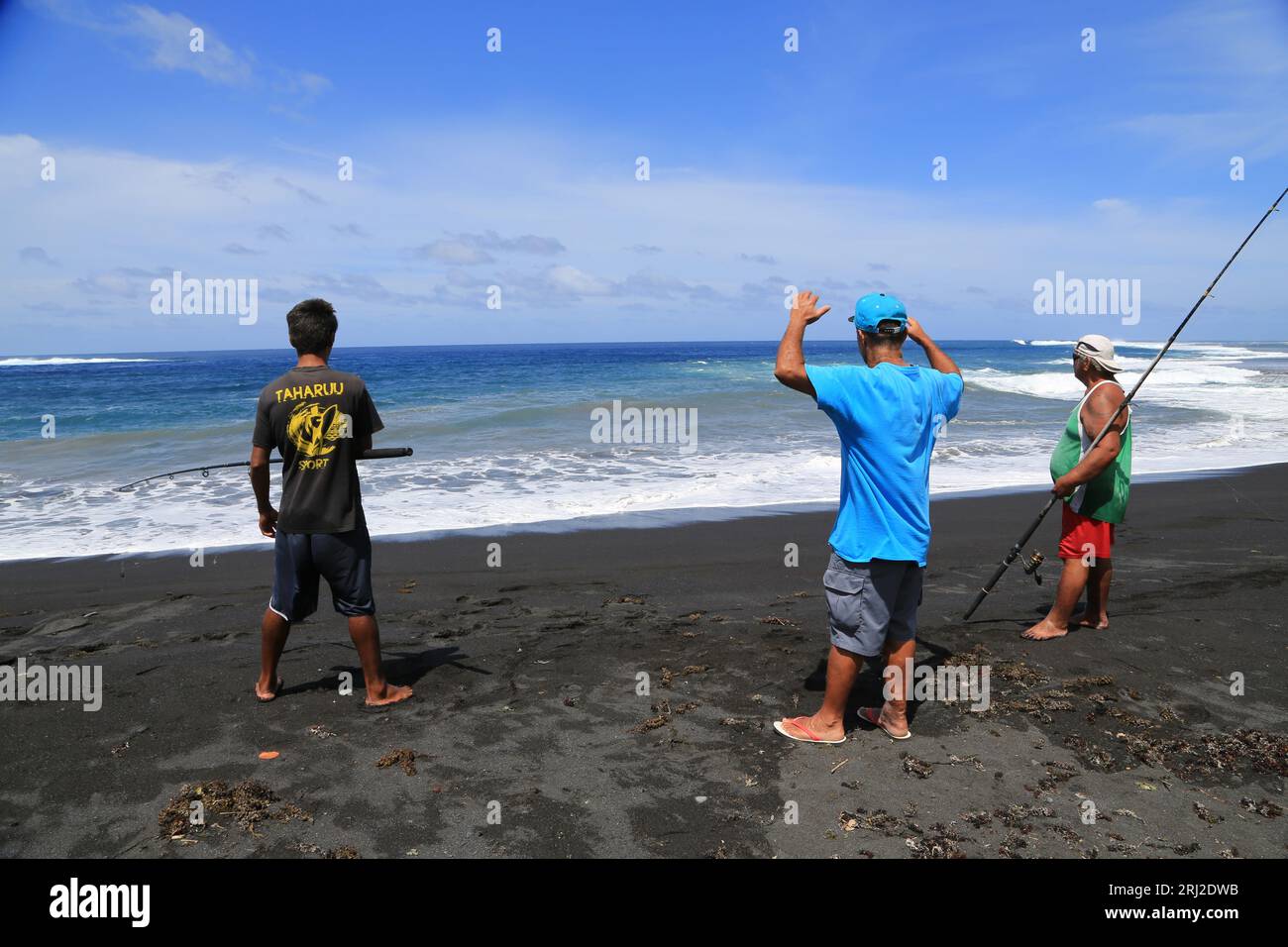 Pêche à la ligne sur la plage de sable noir volcanique de Papara à Tahiti en Polynésie française. Cette plage de Taharuu est connue pour ses belles va Stock Photo