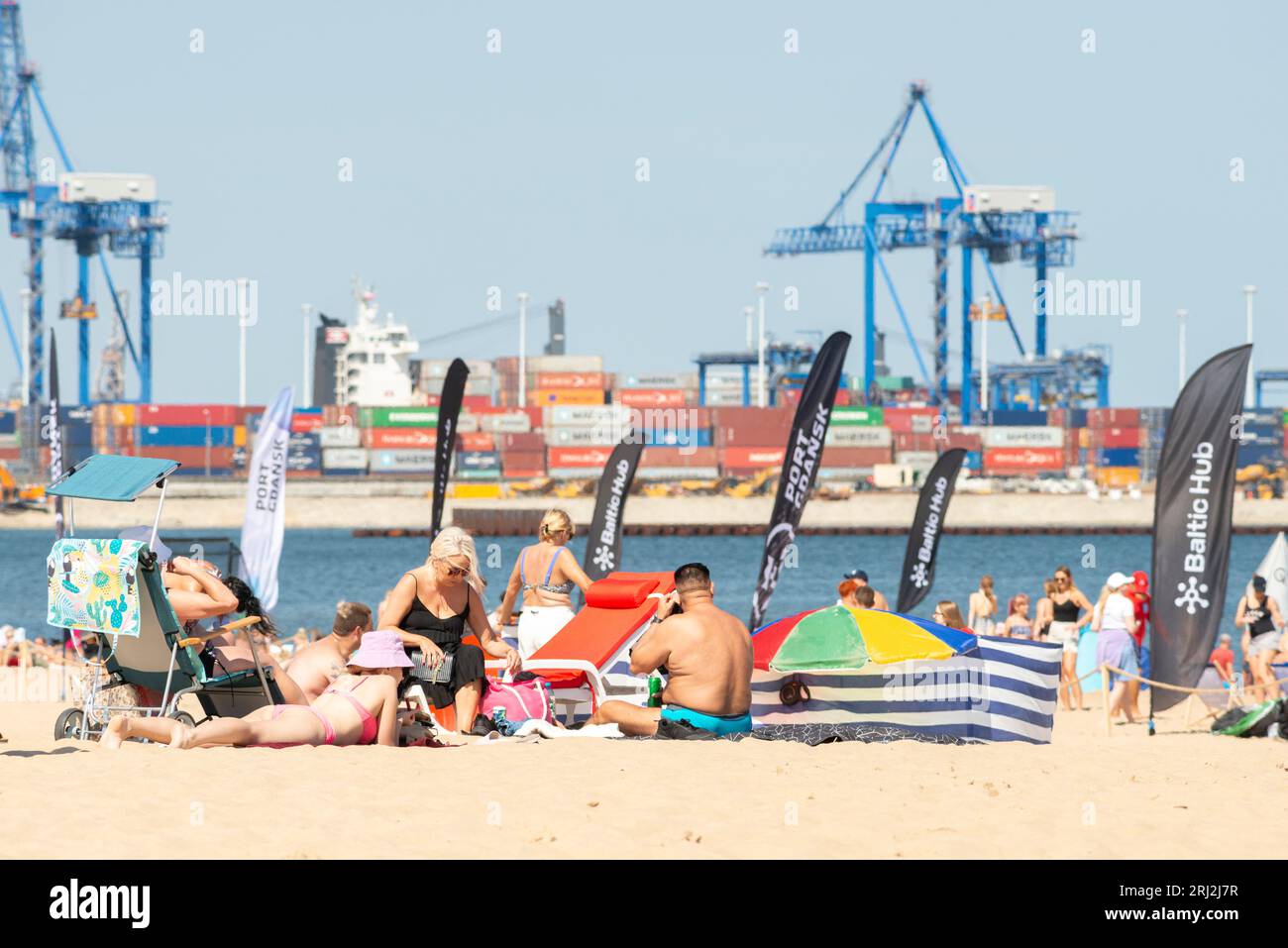 Beach Sunbathing Family Hi res Stock Photography And Images Alamy