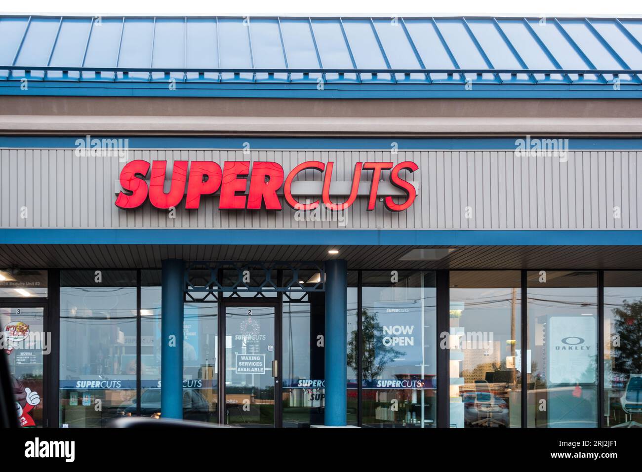 Supercuts salon store front in Dayton, Ohio, USA Stock Photo Alamy