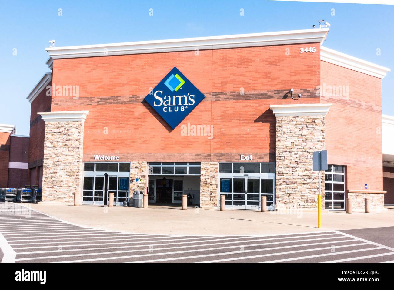 Sam's Club store front, membership-only retail warehouse owned by Walmart Stock Photo