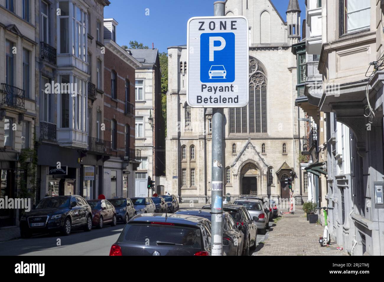 Brussels, Belgium. 20th Aug, 2023. A traffic sign indicating a paying parking zone pictured in Brussels on Sunday 20 August 2023. BELGA PHOTO NICOLAS MAETERLINCK Credit: Belga News Agency/Alamy Live News Stock Photo