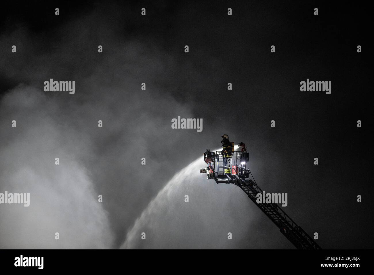 Offenbach, Germany. 20th Aug, 2023. Firefighters fight a fire at a